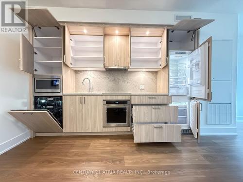702 - 259 The Kingsway, Toronto, ON - Indoor Photo Showing Kitchen