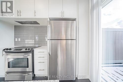 220 Beaveridge Avenue, Oakville, ON - Indoor Photo Showing Kitchen With Upgraded Kitchen