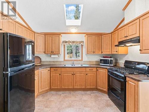 8 Tagish River Road, Whitehorse South, YT - Indoor Photo Showing Kitchen