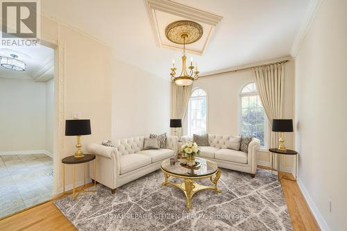 180 Kimber Crescent, Vaughan, ON - Indoor Photo Showing Living Room