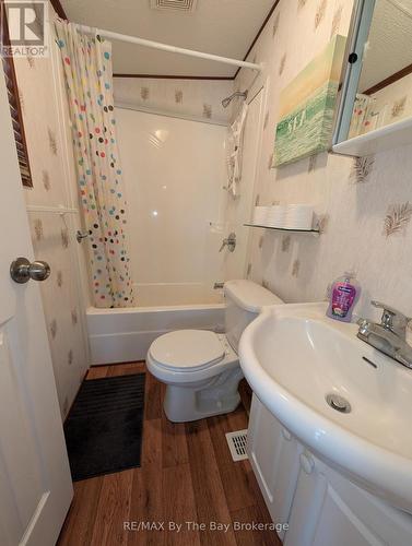 2 White Pines Trail, Wasaga Beach, ON - Indoor Photo Showing Bathroom
