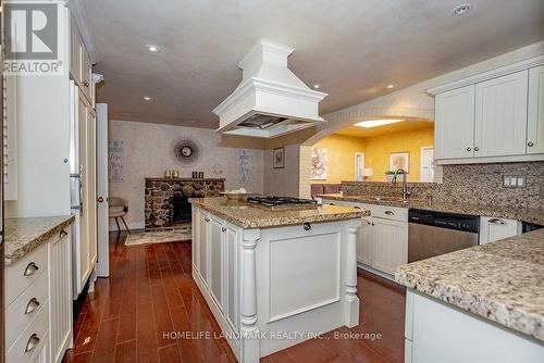 2301 Bennington Gate, Oakville, ON - Indoor Photo Showing Kitchen With Upgraded Kitchen