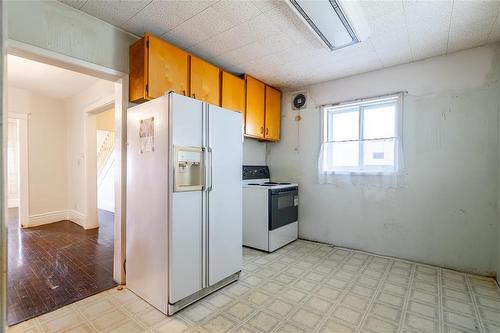 701 Victor Street, Winnipeg, MB - Indoor Photo Showing Kitchen