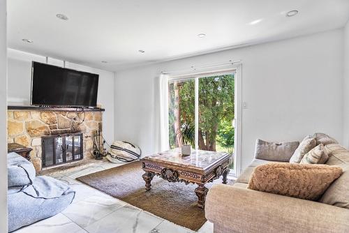 Family room - 8050 Av. Niagara, Brossard, QC - Indoor Photo Showing Living Room With Fireplace