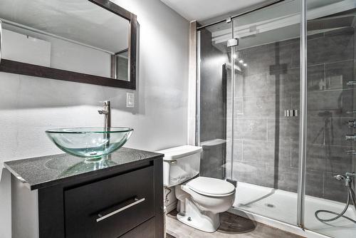 Bathroom - 8050 Av. Niagara, Brossard, QC - Indoor Photo Showing Bathroom