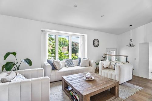Living room - 8050 Av. Niagara, Brossard, QC - Indoor Photo Showing Living Room
