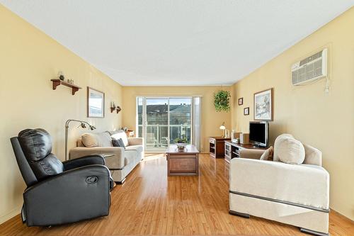 Salon - 204-2385 Rue Henriette-Céré, Longueuil (Saint-Hubert), QC - Indoor Photo Showing Living Room