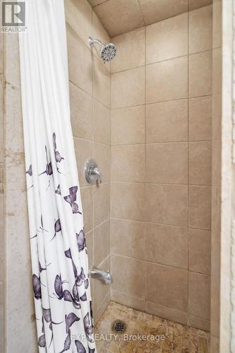 621 Duclos Point Road, Georgina, ON - Indoor Photo Showing Bathroom