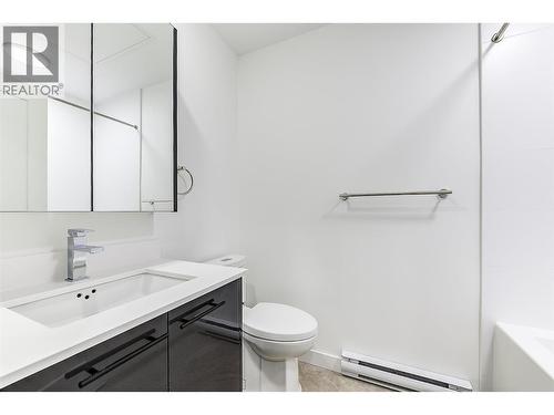 1380 Pridham Avenue Unit# 203, Kelowna, BC - Indoor Photo Showing Bathroom