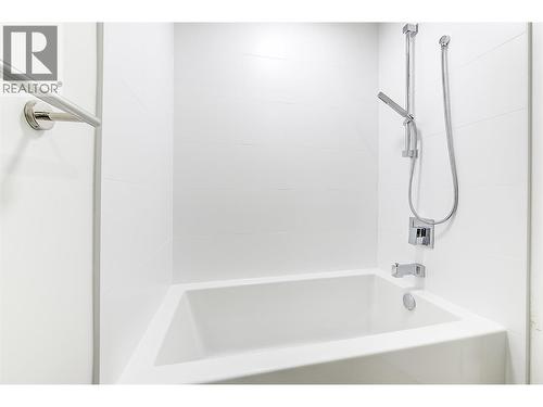 1380 Pridham Avenue Unit# 203, Kelowna, BC - Indoor Photo Showing Laundry Room