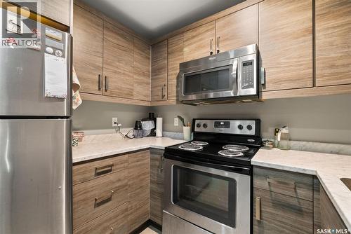 2810 Ridgway Avenue, Regina, SK - Indoor Photo Showing Kitchen With Stainless Steel Kitchen
