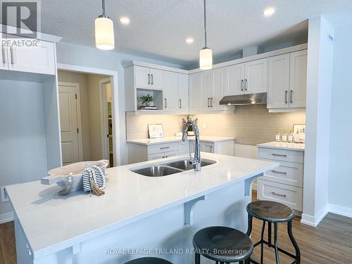 112 Styles Drive, St. Thomas, ON - Indoor Photo Showing Kitchen With Double Sink With Upgraded Kitchen