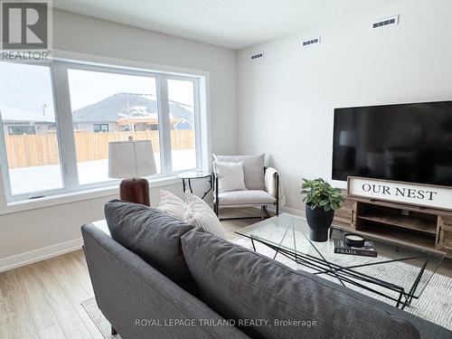 112 Styles Drive, St. Thomas, ON - Indoor Photo Showing Living Room