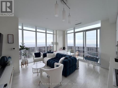 5807 - 8 Eglinton Avenue E, Toronto, ON - Indoor Photo Showing Living Room