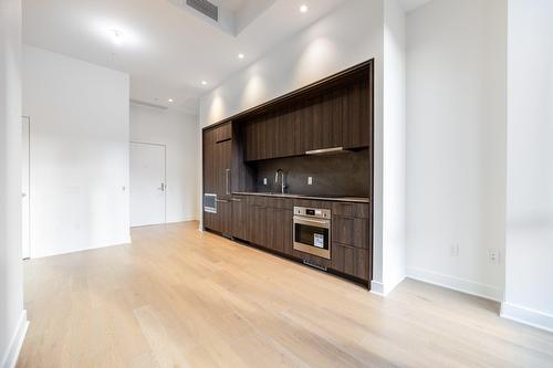 Salon - 301-1200 Rue Drummond, Montréal (Ville-Marie), QC - Indoor