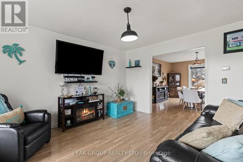 427 Trillium Avenue, Welland (West Welland), ON - Indoor Photo Showing Living Room