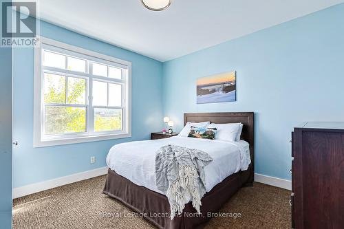 221 - 125 Fairway Court, Blue Mountains, ON - Indoor Photo Showing Bedroom