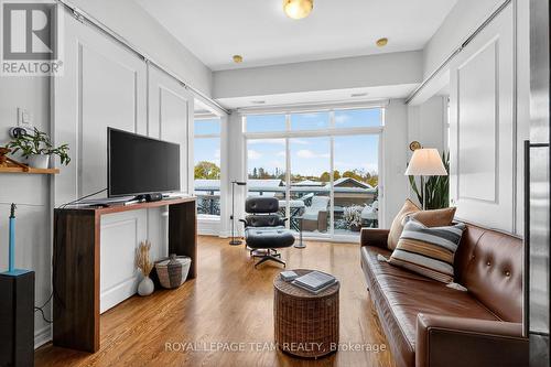 306 - 682 Churchill Avenue N, Ottawa, ON - Indoor Photo Showing Living Room