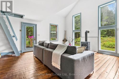 355276 The Blue Mountains Euphrasia Townline, Blue Mountains, ON - Indoor Photo Showing Living Room