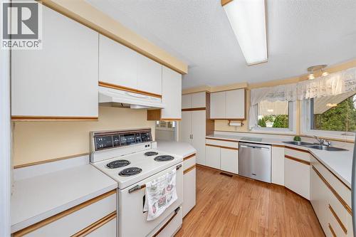 1940 London Line Unit# 164, Sarnia, ON - Indoor Photo Showing Kitchen With Double Sink