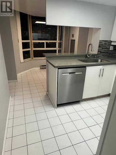 515 - 250 Webb Drive, Mississauga, ON - Indoor Photo Showing Kitchen