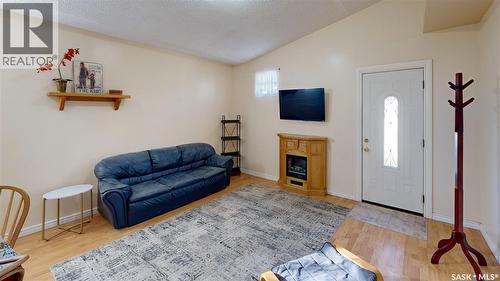 827 15Th Avenue, Regina, SK - Indoor Photo Showing Living Room