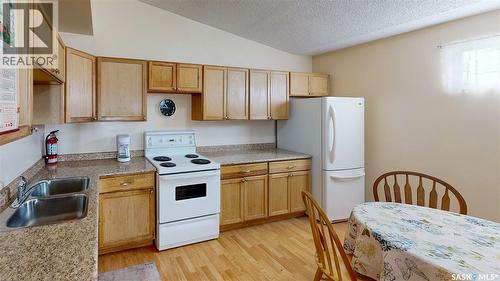 827 15Th Avenue, Regina, SK - Indoor Photo Showing Kitchen With Double Sink
