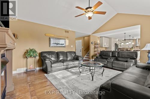 4893 Firelane 18, Port Colborne (Sherkston), ON - Indoor Photo Showing Living Room