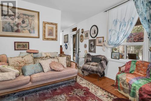 22 Marksbury Court, Aurora, ON - Indoor Photo Showing Living Room