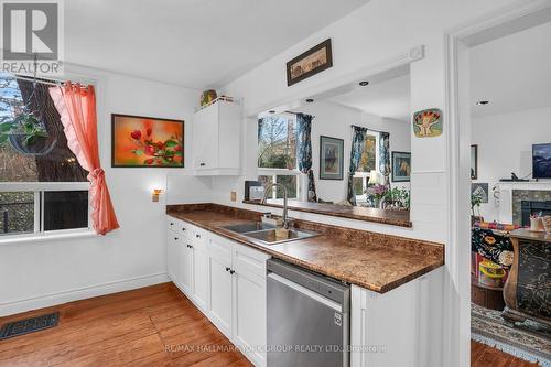 22 Marksbury Court, Aurora, ON - Indoor Photo Showing Kitchen With Double Sink