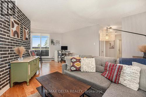 513 - 2020 Jasmine Crescent, Ottawa, ON - Indoor Photo Showing Living Room