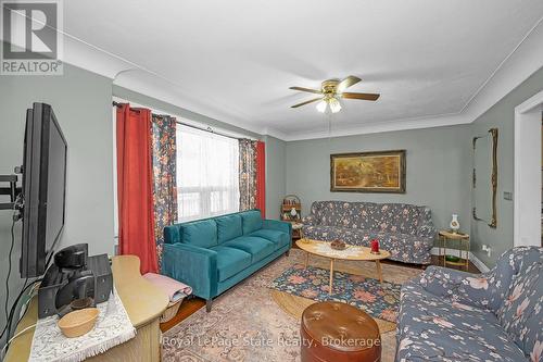 2323 56 Highway, Hamilton, ON - Indoor Photo Showing Living Room
