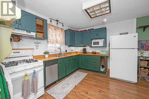 2323 56 Highway, Hamilton, ON - Indoor Photo Showing Kitchen