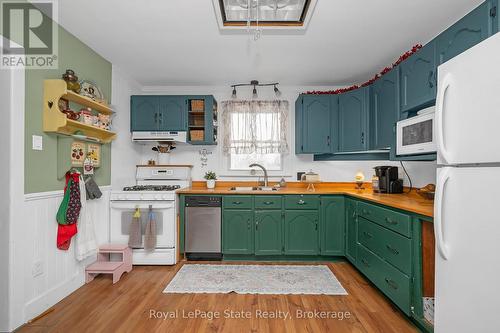 2323 56 Highway, Hamilton, ON - Indoor Photo Showing Kitchen With Double Sink