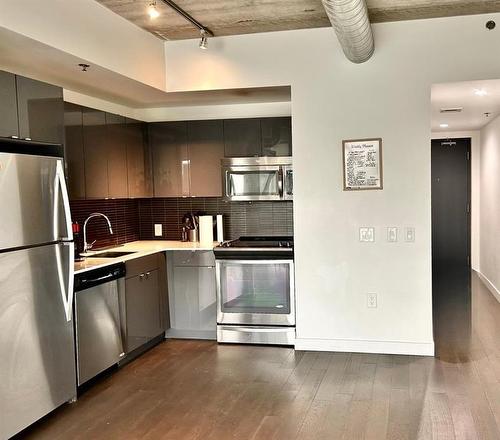 602 311 Hargrave Street, Winnipeg, MB - Indoor Photo Showing Kitchen With Stainless Steel Kitchen