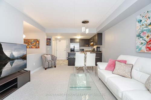 111-67 Kingsbury Square, Guelph, ON - Indoor Photo Showing Living Room