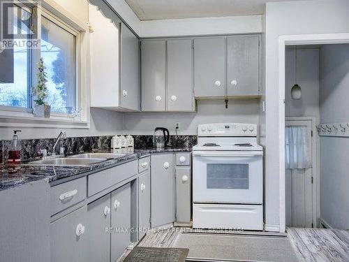 3664 Arlington Avenue, Niagara Falls (Stamford), ON - Indoor Photo Showing Kitchen With Double Sink