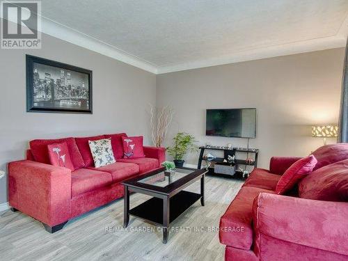 3664 Arlington Avenue, Niagara Falls (Stamford), ON - Indoor Photo Showing Living Room