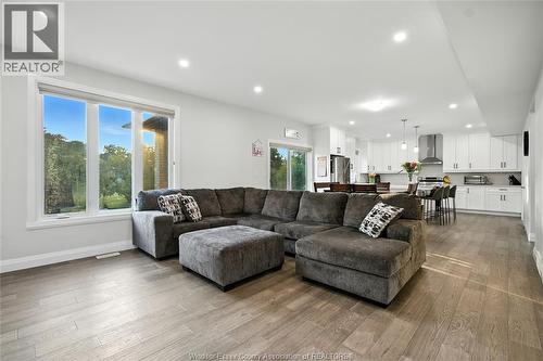 27 Kingsbridge Drive, Amherstburg, ON - Indoor Photo Showing Living Room