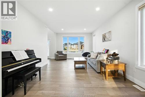 27 Kingsbridge Drive, Amherstburg, ON - Indoor Photo Showing Living Room