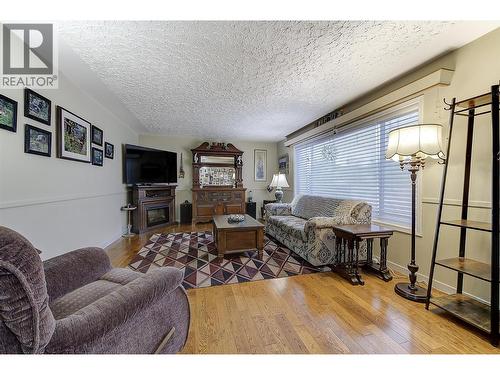 2030 Wilkinson Street, Kelowna, BC - Indoor Photo Showing Living Room