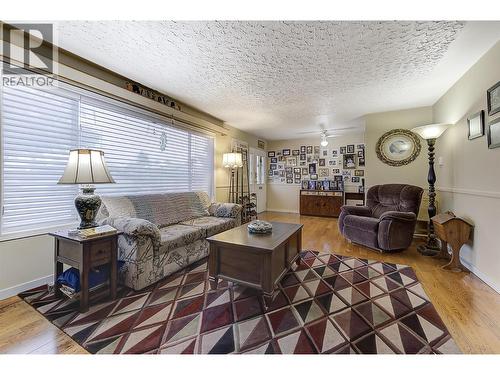 2030 Wilkinson Street, Kelowna, BC - Indoor Photo Showing Living Room