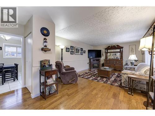 2030 Wilkinson Street, Kelowna, BC - Indoor Photo Showing Living Room