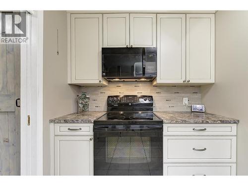 2030 Wilkinson Street, Kelowna, BC - Indoor Photo Showing Kitchen