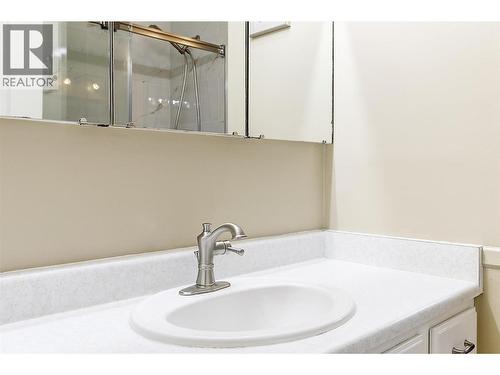 2030 Wilkinson Street, Kelowna, BC - Indoor Photo Showing Bathroom