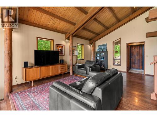 1099 Enderby Mabel Lake Road, Enderby, BC - Indoor Photo Showing Living Room