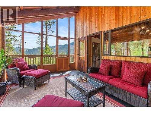 1099 Enderby Mabel Lake Road, Enderby, BC - Indoor Photo Showing Living Room