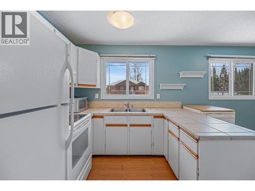 6151 Poplar Place, Prince George, BC - Indoor Photo Showing Kitchen With Double Sink