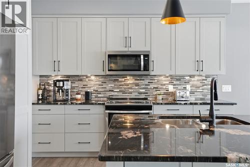 359 Mahabir Court, Saskatoon, SK - Indoor Photo Showing Kitchen With Upgraded Kitchen