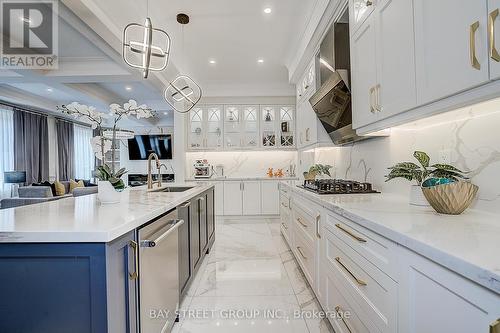 48 Red Giant Street W, Richmond Hill, ON - Indoor Photo Showing Kitchen